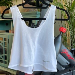 Women’s M Nike cropped workout tank